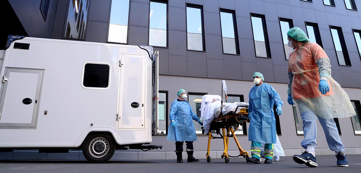 Vista externa de profissionais de saúde atendendo paciente infectado por Covid-19 em Liege, Bélgica. 23/3/2020.