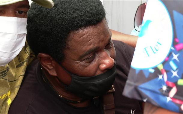 Neguinho fica inconsolável no enterro do neto