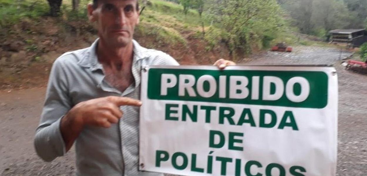 Agricultor usa a criatividade para fazer protestos contra políticos