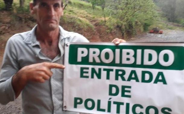 Agricultor usa a criatividade para fazer protestos contra políticos