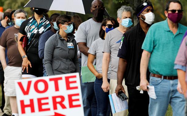 Eleitores norte-americanos fazem fila para votar antecipadamente em Durham, Carolina do Norte. 15/10/2020