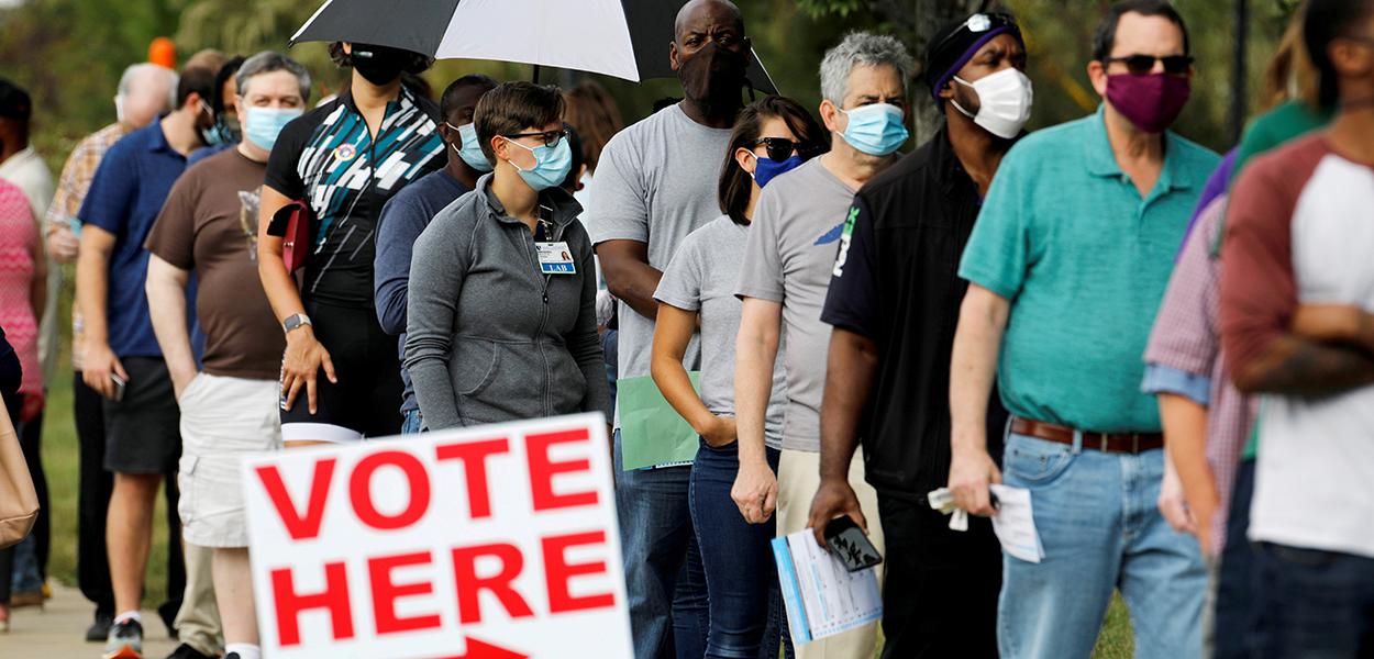 Eleitores norte-americanos fazem fila para votar antecipadamente em Durham, Carolina do Norte. 15/10/2020