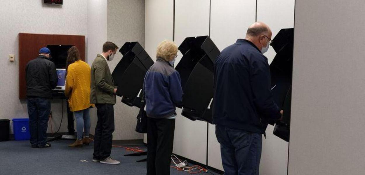 Eleitores votam antecipadamente na eleição presidencial dos EUA, em Appleton, Wisconsin 20/10/2020