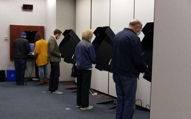 Eleitores votam antecipadamente na eleição presidencial dos EUA, em Appleton, Wisconsin 20/10/2020