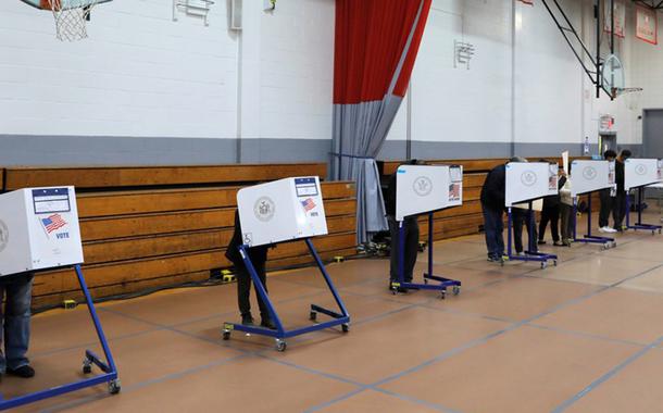 Eleitores americanos votam antecipadamente em Staten Island, na cidade de Nova York, no dia 25 de outubro de 2020
