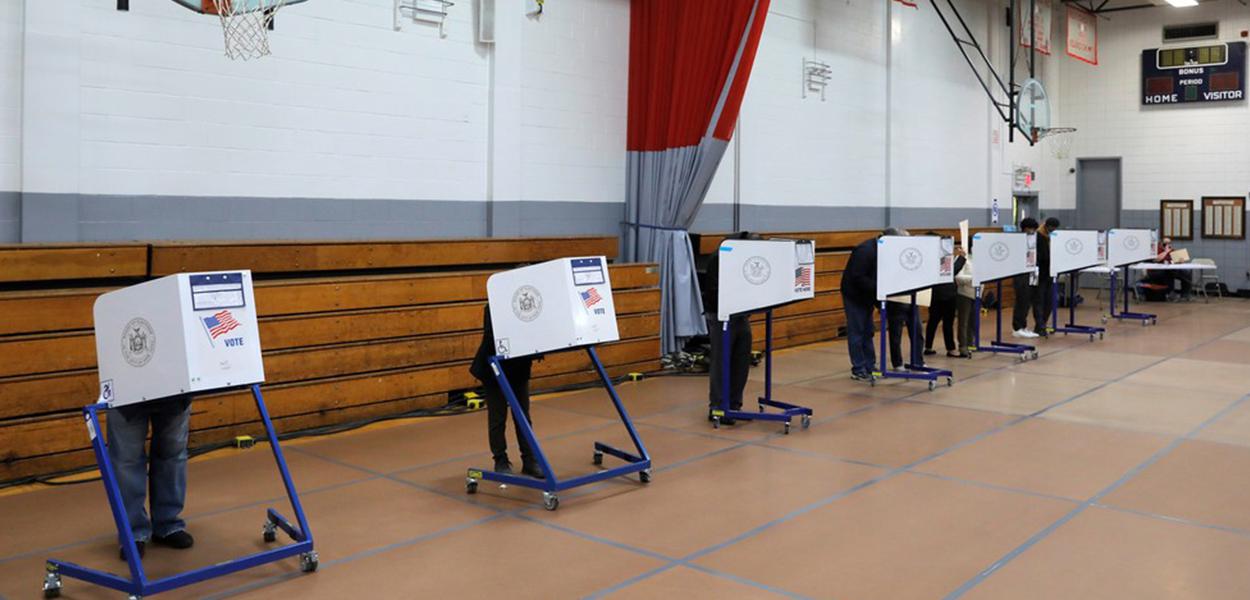 Eleitores americanos votam antecipadamente em Staten Island, na cidade de Nova York, no dia 25 de outubro de 2020