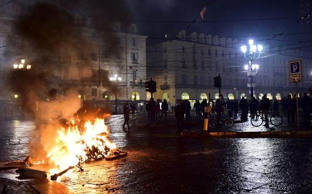 Manifestantes protestam em Turim contra restrições impostas pelo governo devido ao coronavírus 26/10/2020