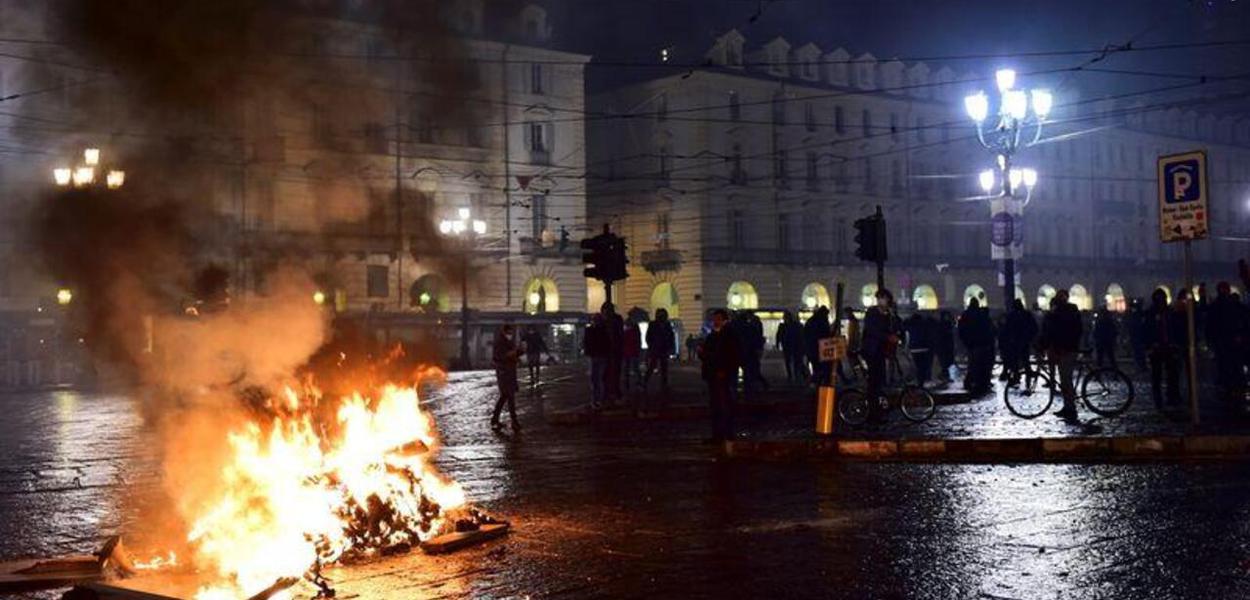 Manifestantes protestam em Turim contra restrições impostas pelo governo devido ao coronavírus 26/10/2020