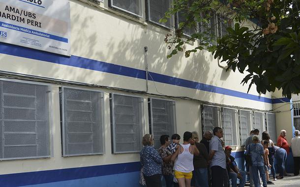 Fila para vacinação contra febre amarela em uma Unidade  Básica de Saúde