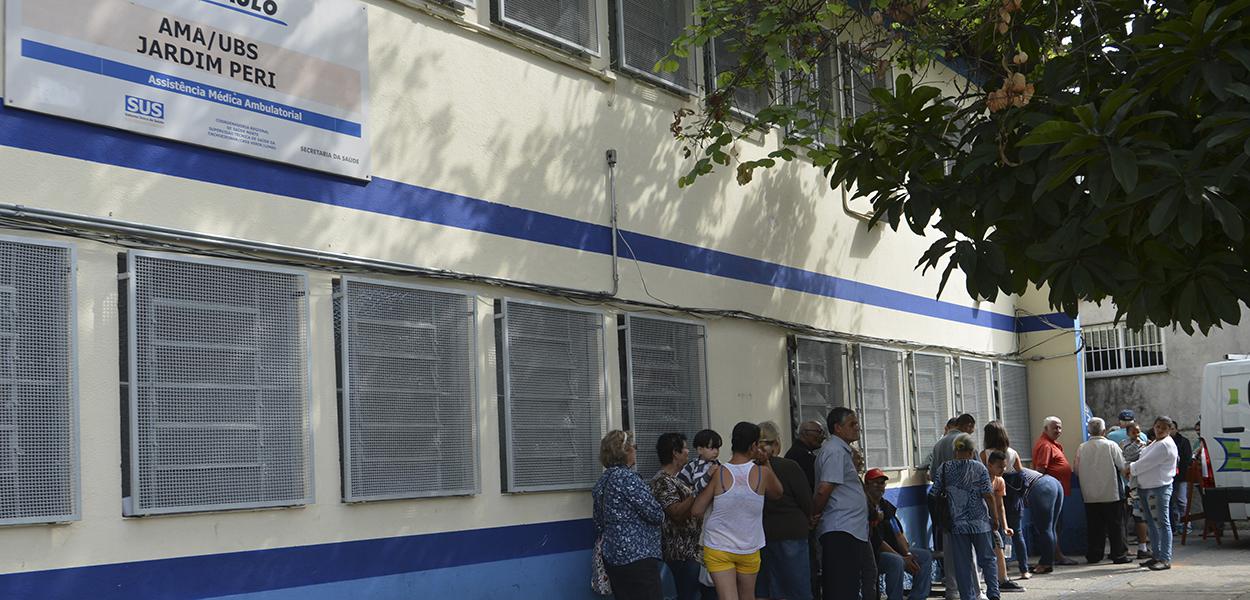 Fila para vacinação contra febre amarela em uma Unidade  Básica de Saúde
