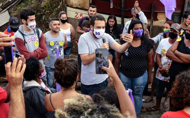 Guilherme Boulos (PSOL), candidato à prefeitura de São Paulo, durante campanha na ocupação Viva Julieta, Zona Norte de SP. 26 de outubro de 2020