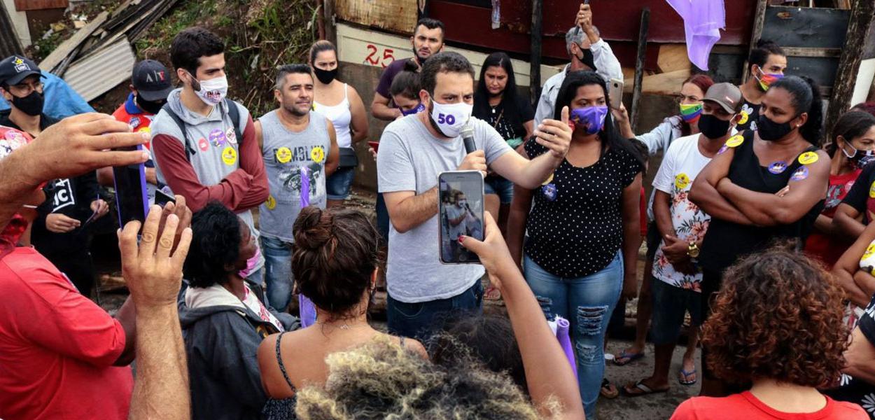 Guilherme Boulos (PSOL), candidato à prefeitura de São Paulo, durante campanha na ocupação Viva Julieta, Zona Norte de SP. 26 de outubro de 2020