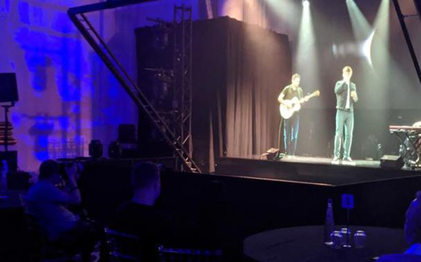 Cantor Dan Olsen e seu guitarrista se apresentam em Londres com tecnologia baseada em holograma vitoriano 15/10/2020