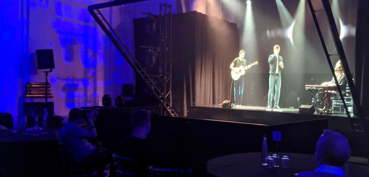 Cantor Dan Olsen e seu guitarrista se apresentam em Londres com tecnologia baseada em holograma vitoriano 15/10/2020