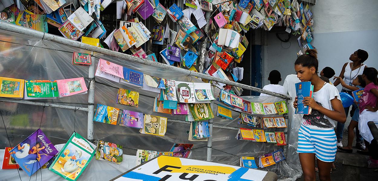 Rio de Janeiro - Crianças da comunidade escolhem livros na abertura da quarta edição da Festa Literária das Periferias (Flupp) (Tomaz Silva/Agência Brasil)