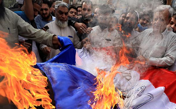 Em protesto contra presidente francês, Emmanuel Macron, manifestantes queimam bandeira fa França em Peshawar, Paquistão. 28/10/2020