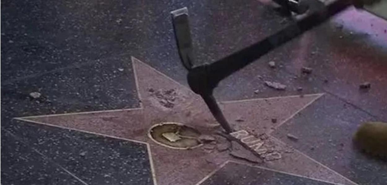 Homem destrói estrela de Donald Trump nos EUA