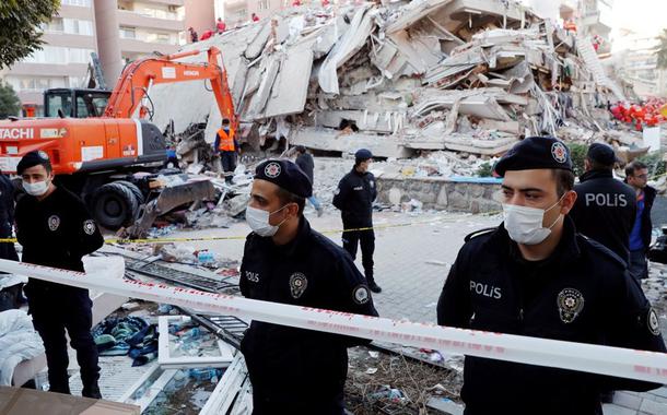 Buscas continuam após terremoto atingir Grécia e Turquia