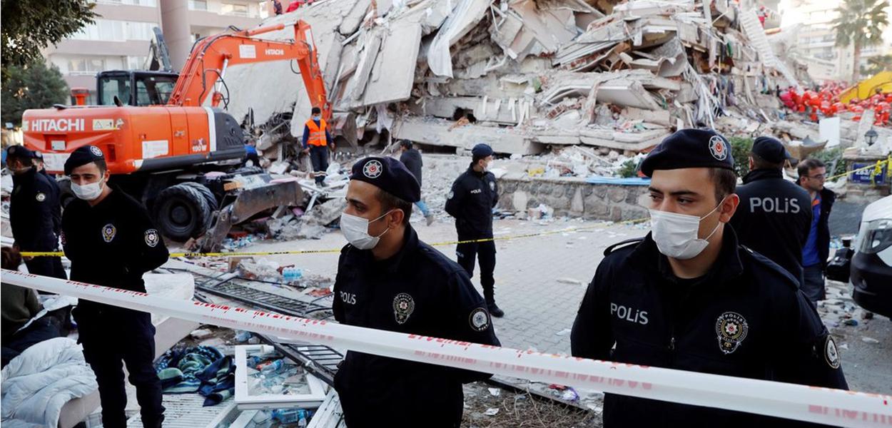 Buscas continuam após terremoto atingir Grécia e Turquia