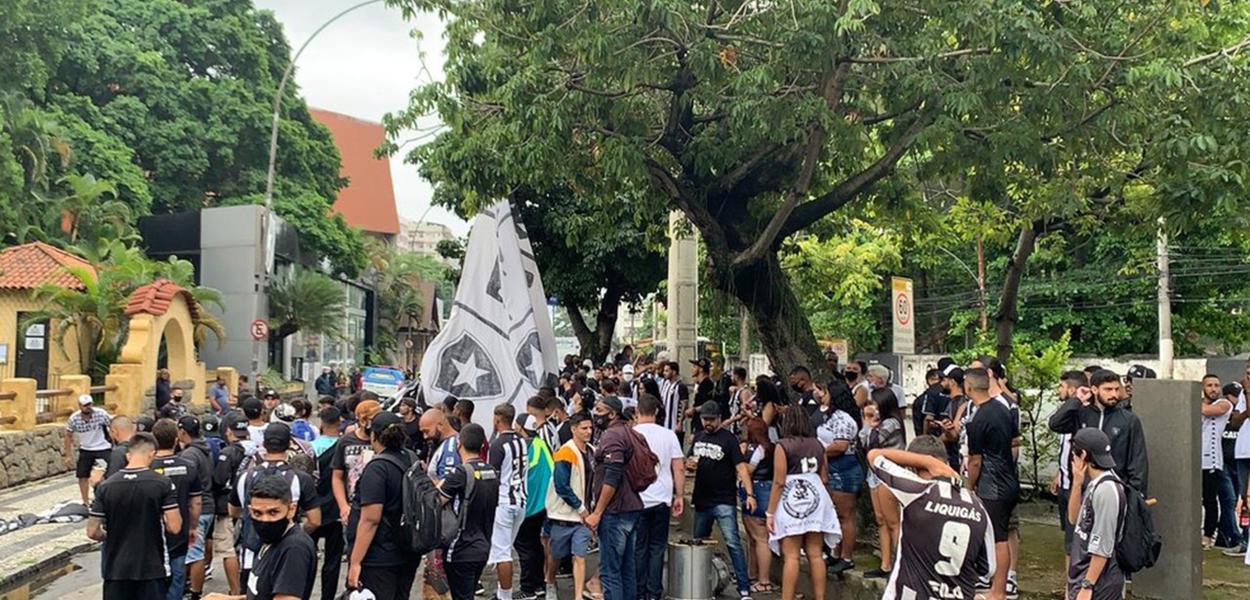 Torcedores do Botafogo invadem sede do clube