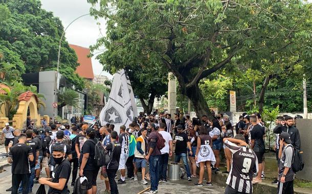 Torcedores do Botafogo invadem sede do clube