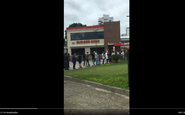 Fila no Burger King em promoção de Halloween