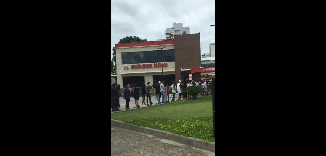 Fila no Burger King em promoção de Halloween