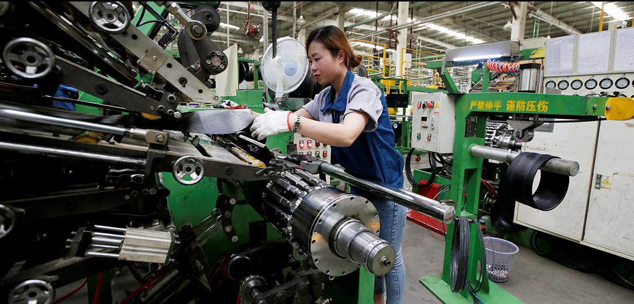 Linha de produção de uma fábrica em in Xingtai, na província de Hebei, China.