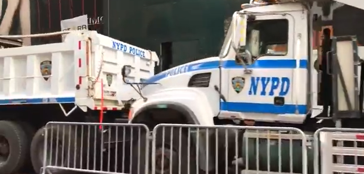 Carros da polícia de Nova York cercam Trump Tower