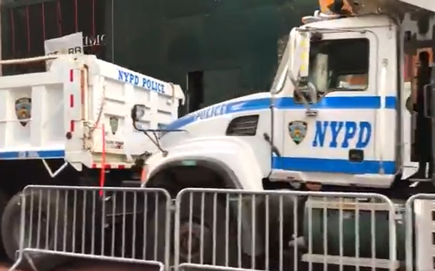 Carros da polícia de Nova York cercam Trump Tower