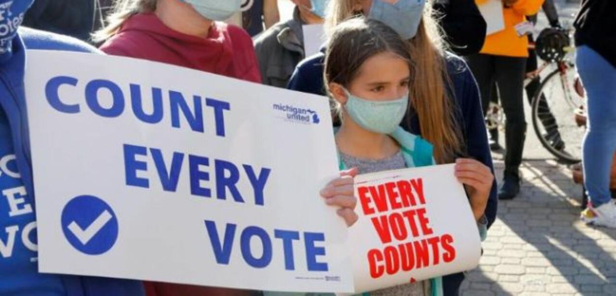 Manifestantes pedem a contagem de todos os votos em Detroit, após anúncio do presidente Donald Trump de que recorrerá à Justiça para parar a apuração