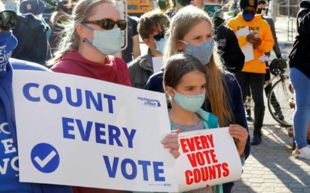 Manifestantes pedem a contagem de todos os votos em Detroit, após anúncio do presidente Donald Trump de que recorrerá à Justiça para parar a apuração