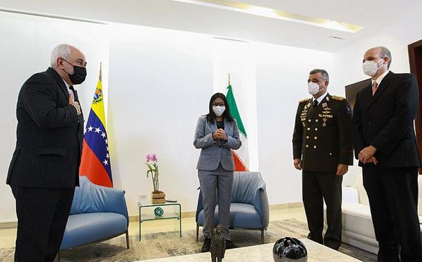 Chanceler Arreaza e Delcy Rodríguez, vice-presidenta da Venezuela, recebem Zarif, chanceler do Irã