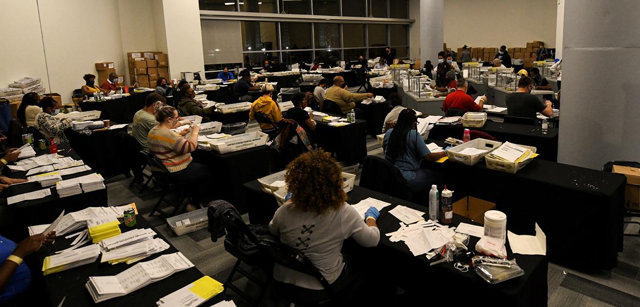 Contagem de votos da eleição de 2020 em Atlanta, no estado da Geórgia.