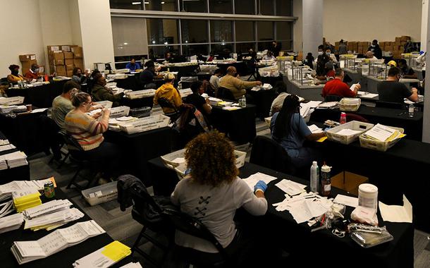 Contagem de votos da eleição de 2020 em Atlanta, no estado da Geórgia.