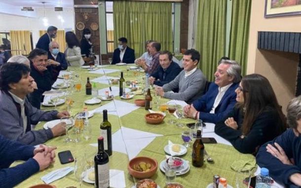 Evo Morales janta com presidente Argentino Alberto Fernández em seu regresso à Bolívia