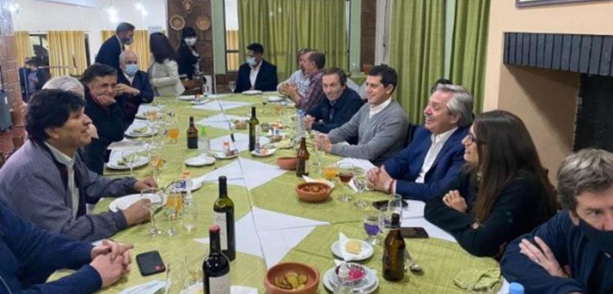 Evo Morales janta com presidente Argentino Alberto Fernández em seu regresso à Bolívia