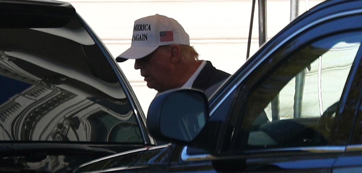 Donald Trump entra em carro presidencial.