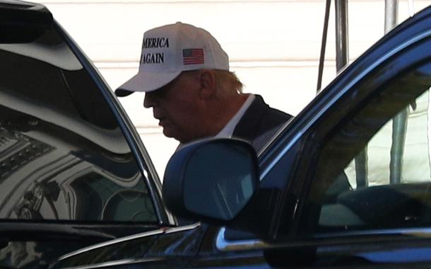 Donald Trump entra em carro presidencial.