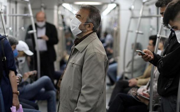 Iranianos usam máscara no metrô do Teerã