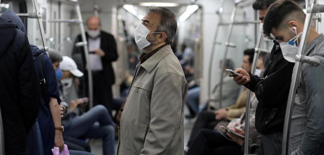 Iranianos usam máscara no metrô do Teerã