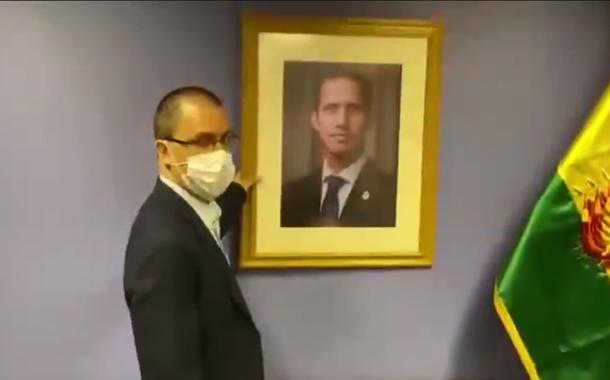 Ministro das Relações Exteriores da Venezuela, Jorge Arreaza, retira foto de Juan Guaidó da embaixada venezuela em La Paz