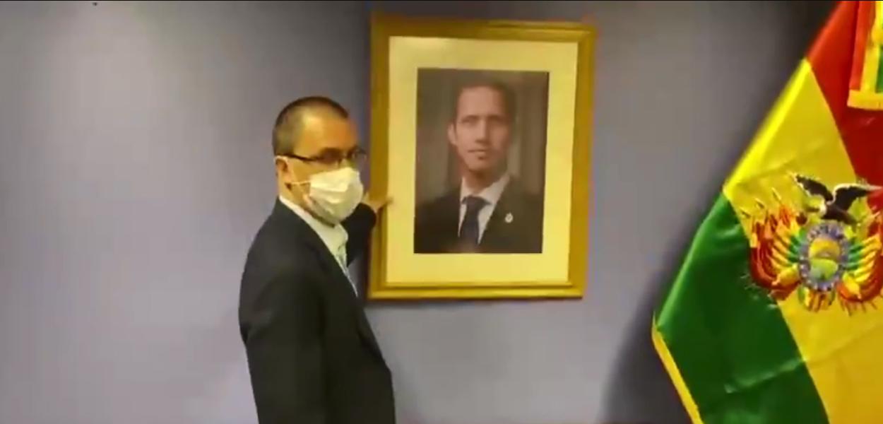 Ministro das Relações Exteriores da Venezuela, Jorge Arreaza, retira foto de Juan Guaidó da embaixada venezuela em La Paz