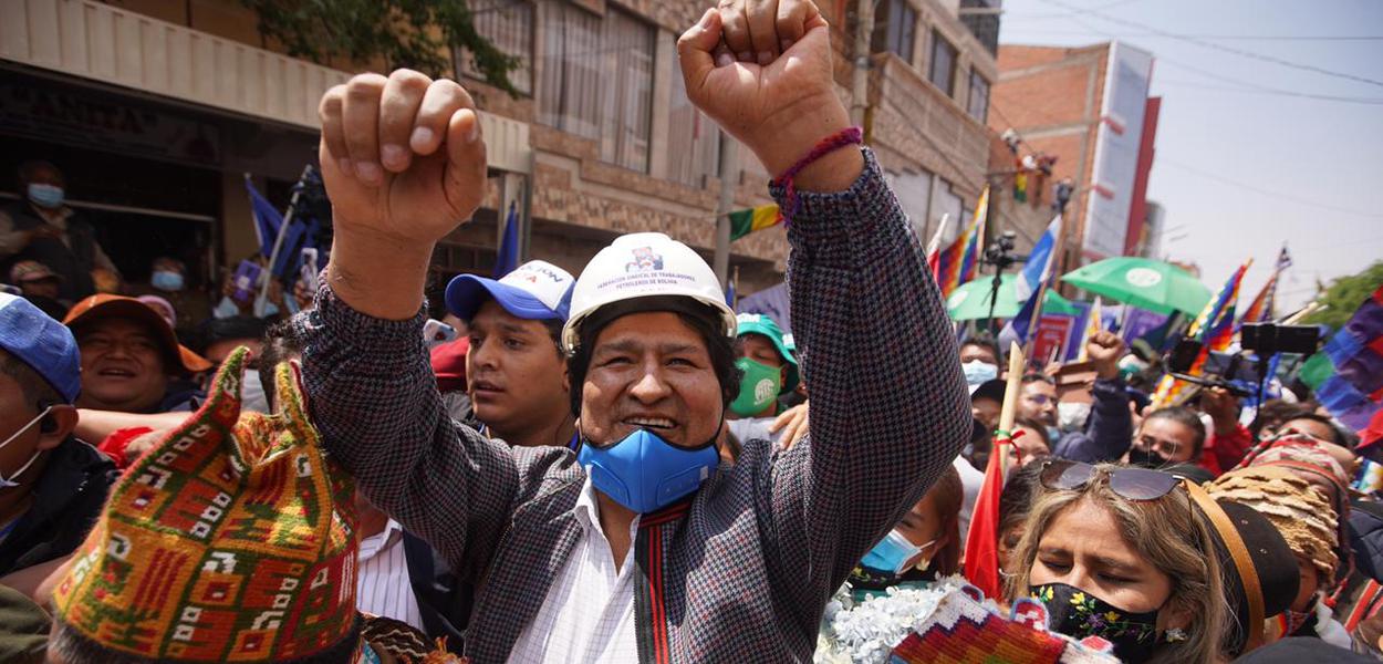 Evo Morales junto ao povo boliviano