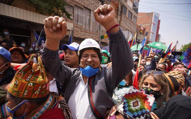 Evo Morales junto ao povo boliviano