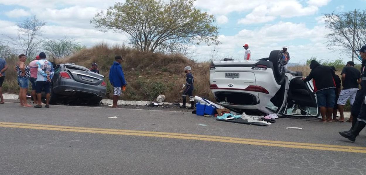 Crianças e adultos morrem após grave batida de carro entre Pernambuco e Alagoas