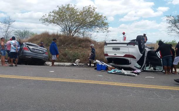 Crianças e adultos morrem após grave batida de carro entre Pernambuco e Alagoas