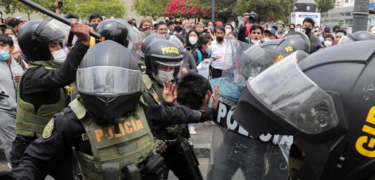 Policiais reprimem manifestantes em Lima, Peru