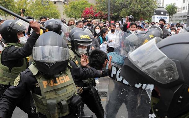 Policiais reprimem manifestantes em Lima, Peru