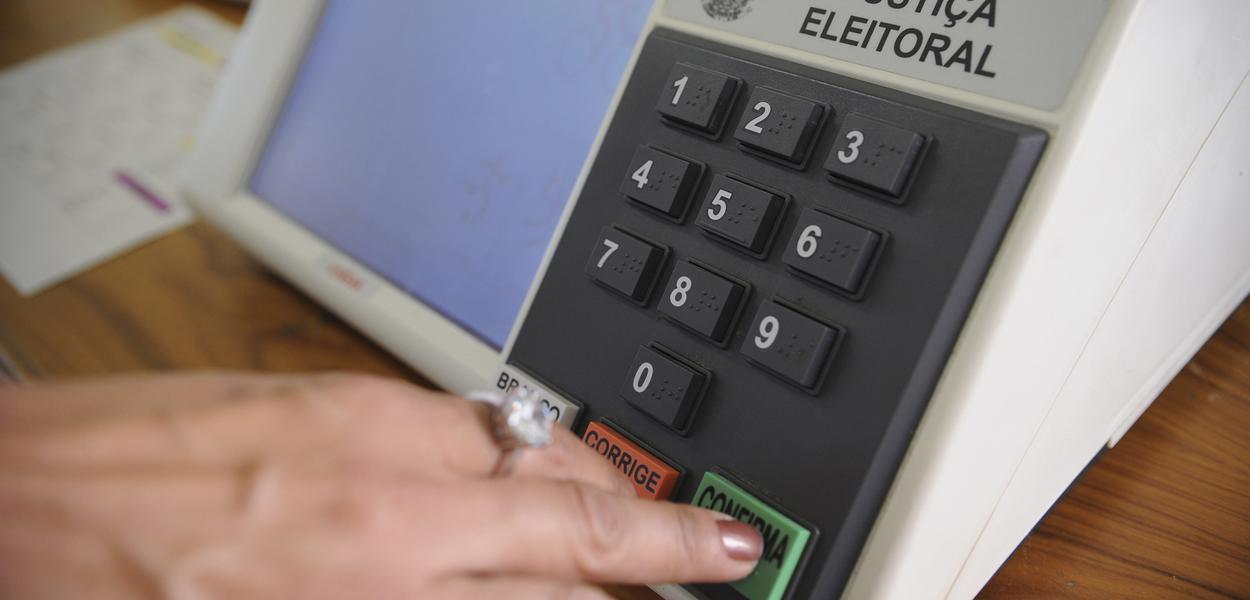Urna eletrônica chega à 12ª eleição no país sob ataque inédito